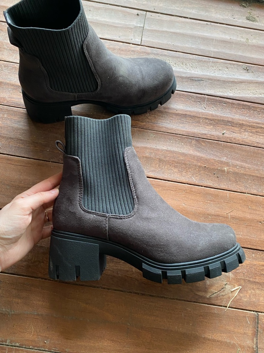 Harlow Women’s Chelsea Boot in Dark Gray